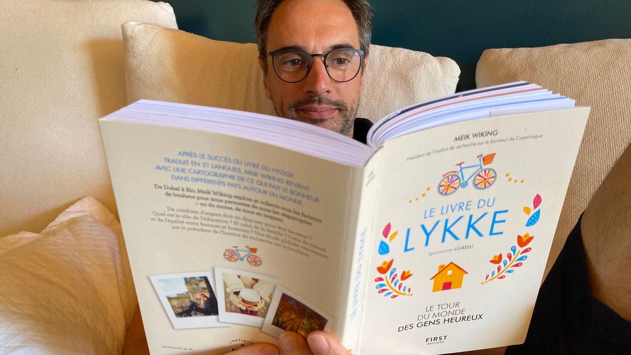 lecture studieuse avec le livre du Lykke de Meik Wiking mon analyse et mon résumé